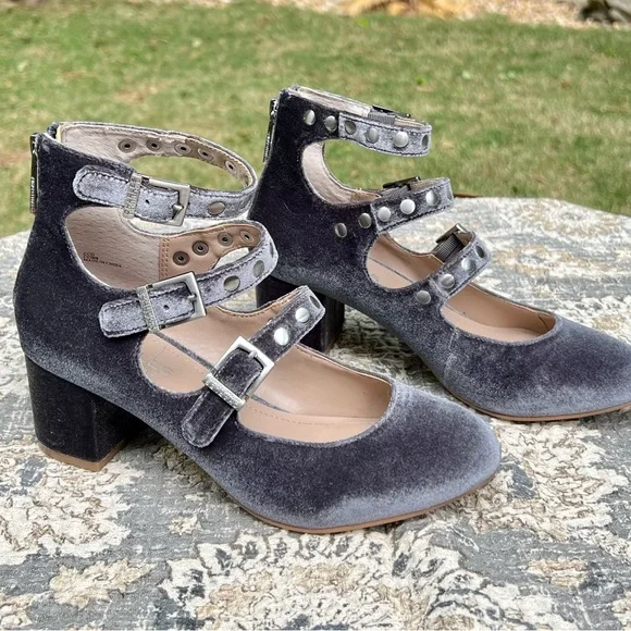 NIB Gorgeous Silver/Slate Grey Three Strap Pump - Size 6 - Picture 9 of 11